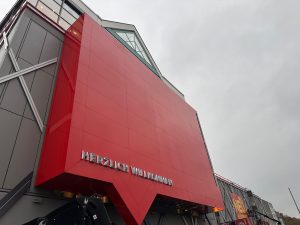 Referenzbild einer Fassade einer großen Firma, auf der die Arbeit fertiggestellt wurde.